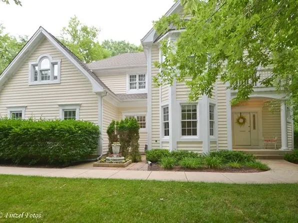 7215 Horseshoe Ct, Cary, IL 60013