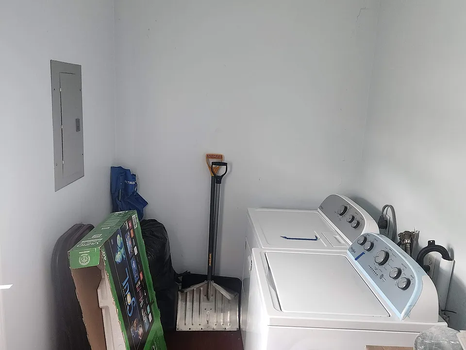 Private entrance with washer/dryer