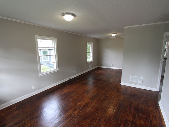 3rd image of 504 W Elliott St