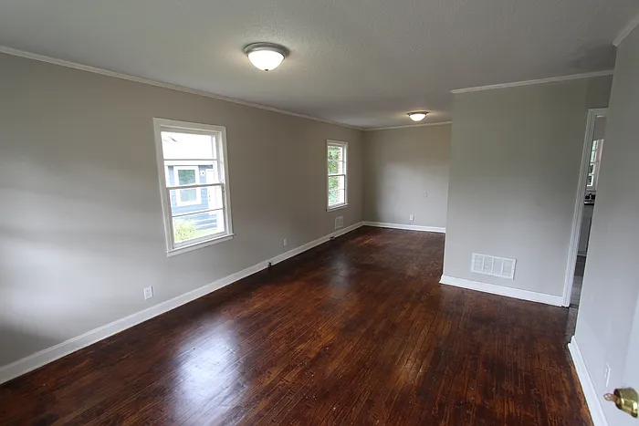 504 W Elliott St — Photo 3