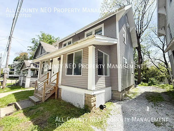 Beautifully updated 4bedroom colonial home! — Photo 3
