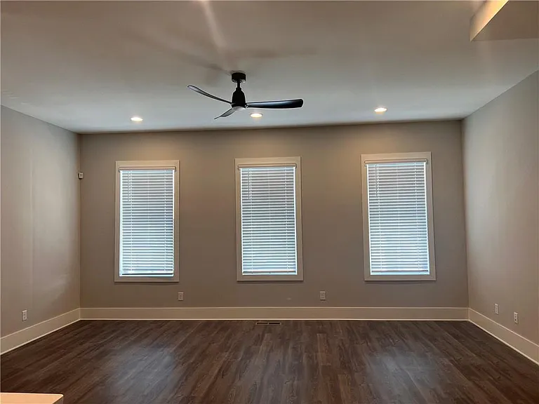 2011 Oak Ln NW — Photo 6