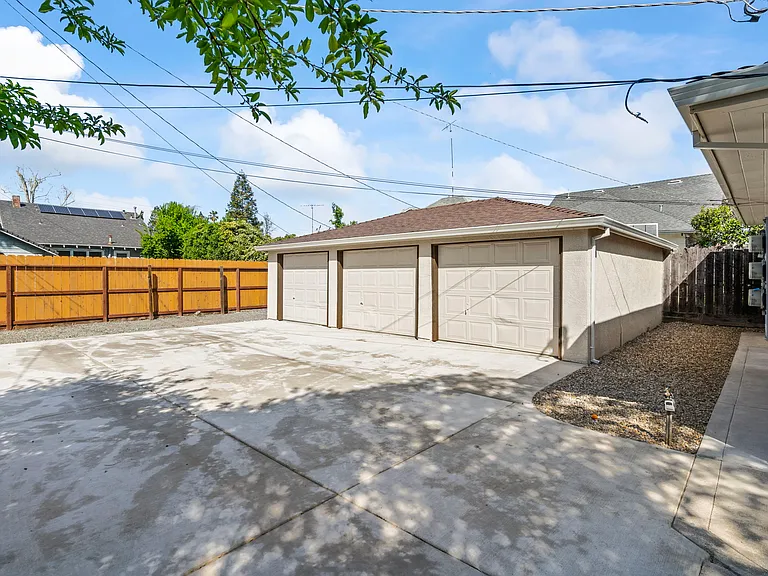 1225 N Lincoln St — Photo 6