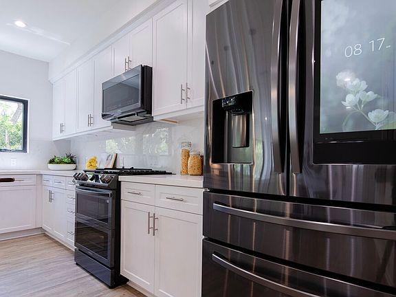 5th image of 332 N Oakhurst Dr #102