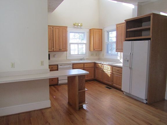 3rd image of 303 Bauersfeld St