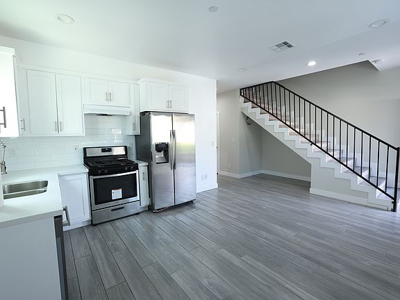 5th image of 3921 Wisconsin St #8