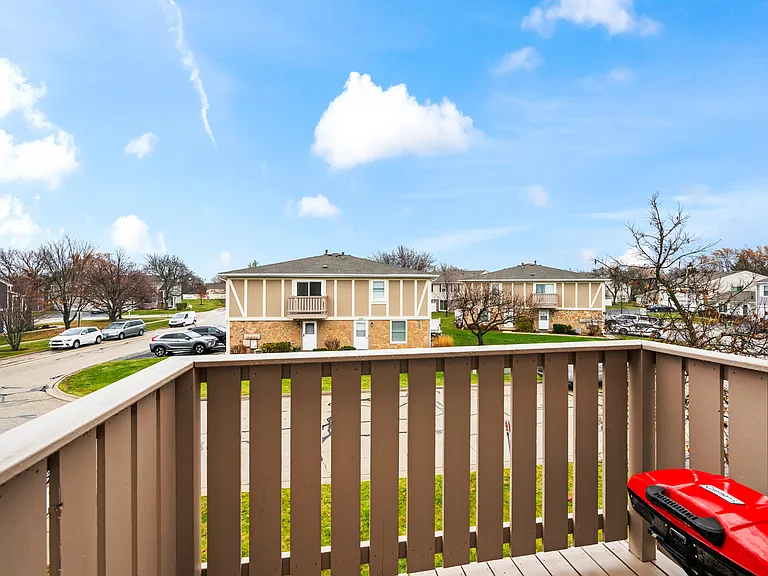 1040 Hampton Hbr — Photo 11