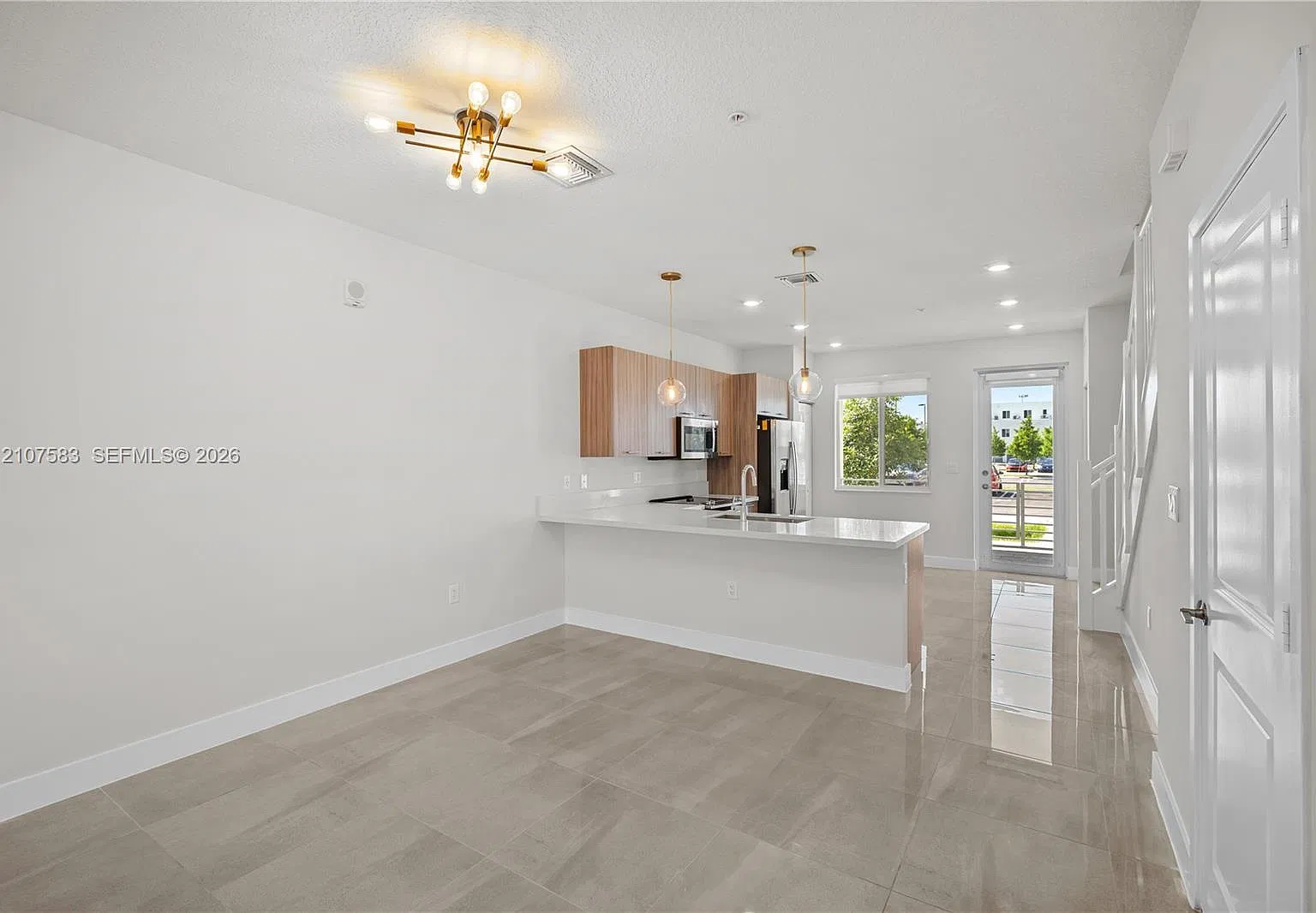 3 bed, 2.5 bath, 1315 sqft, $3,600 — Photo 2