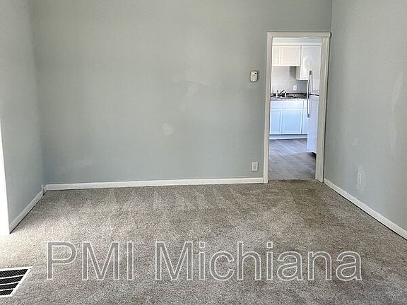 5th image of 801 E 5th St