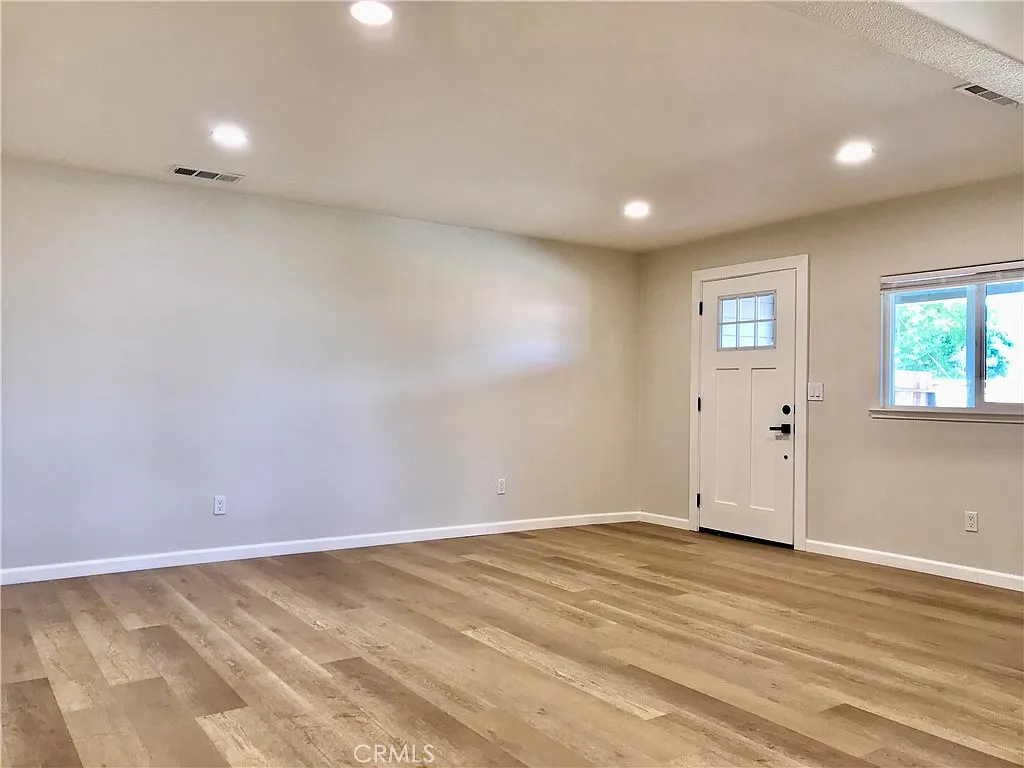 3 bed, 1150 sqft, $2,300 — Photo 3