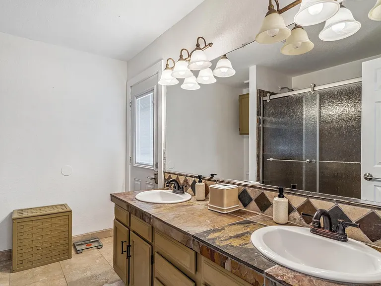 1739 N Palm Dr — Photo 24