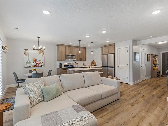 5th image of 3047 S Old Emigrant Rd #C