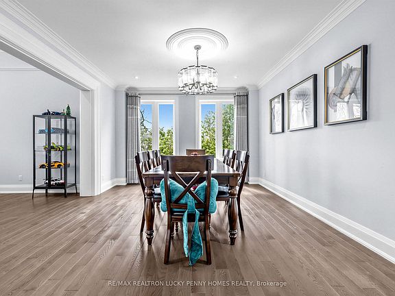 5th image of 18 Walnut Glen Pl
