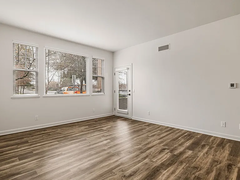 Sterling Oaks Luxury Apartments — Photo 18