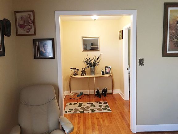 4th image of 227 Saint Matthews Ln