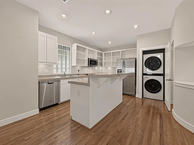 733 W 22nd St #D — Photo 21