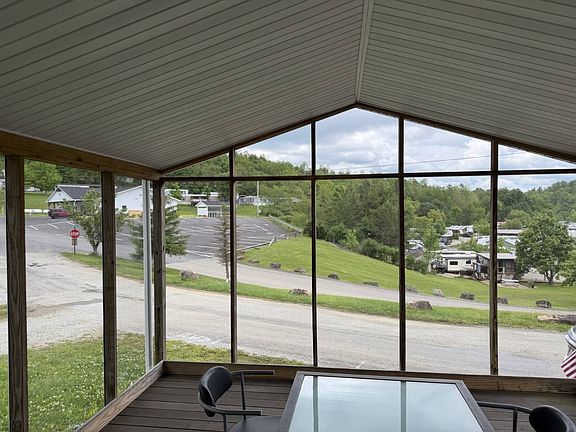 4th image of 360 Evans Ln