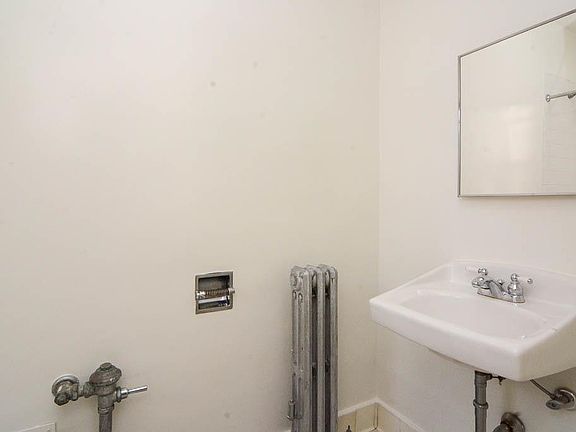 2nd image of 4918 N Wolcott Ave Unit 1SE