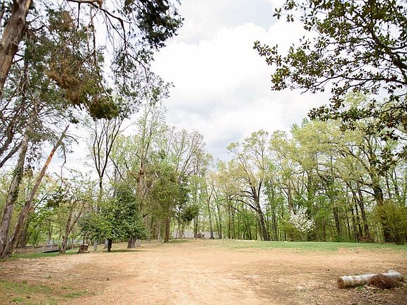 4th image of 107 Colonial Rd