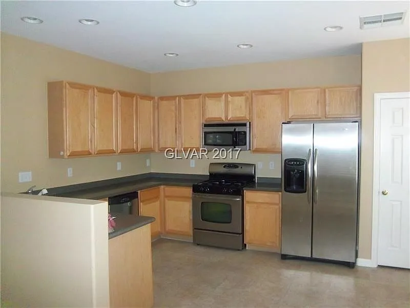 3761 Hollycroft Dr - 3/2 Plus Den & Loft!! Spacious & Upgraded! Coming Soon 8/1/2026 — Photo 2