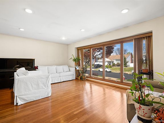 5th image of 150 Roxton Road