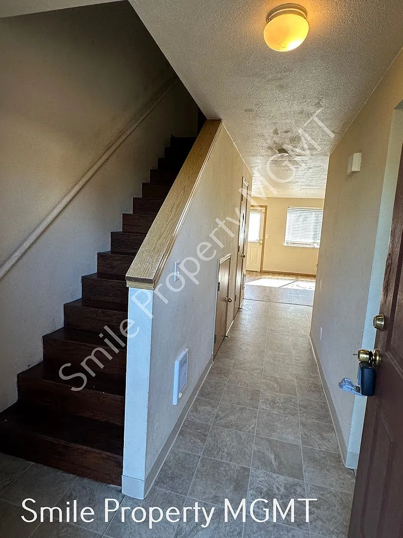 A lovely two-story duplex located in SE Powell Portland. — Photo 4