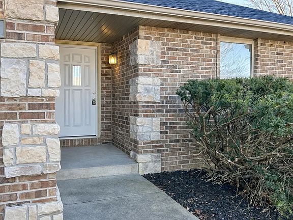 3rd image of 950 E Lily Dr