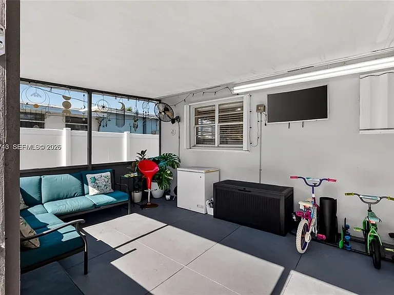 413 SW 5th Ave — Photo 3