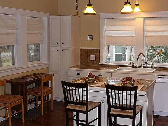 EAT IN KITCHEN ISLAND