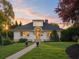 1027 Deal St, Oak Bay, BC V8S 5G6