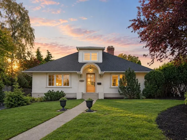 1027 Deal St, Oak Bay, BC V8S 5G6