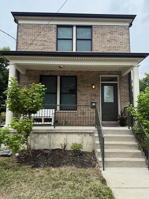 216 E Robbins St photo 1