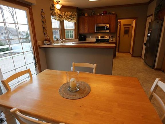 5th image of 2924 Oakcrest Dr