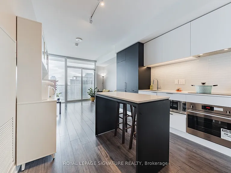 33 Helendale Ave #2105 — Photo 8