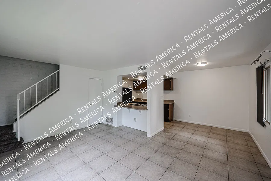 Nice corner 2 bd / 1 ba 2-level condo in the heart of Scottsdale — Photo 4