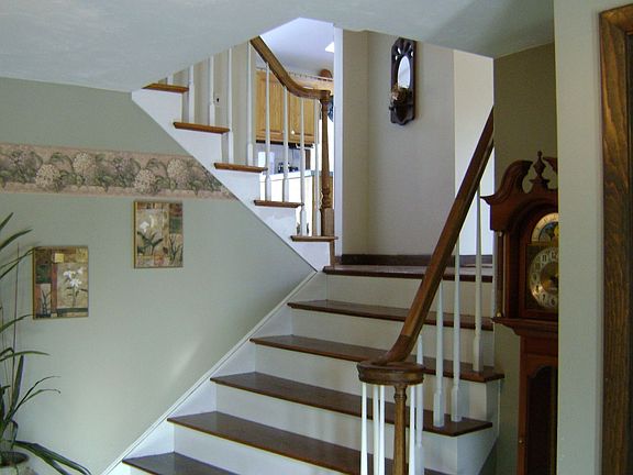 Stair to 2nd level