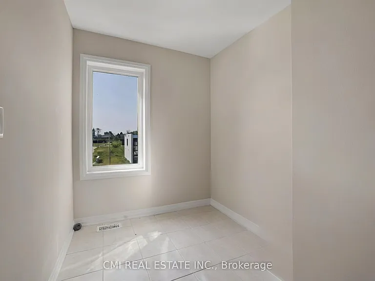 3742 Sunbank Cres — Photo 32