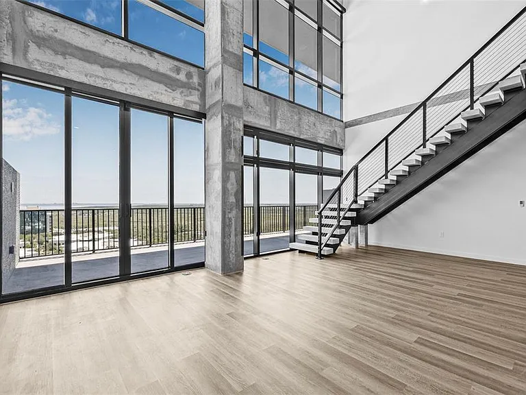221 Main St N #Penthouse 1612 — Photo 10