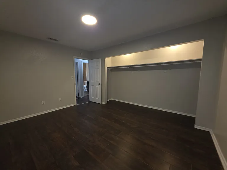 843 Grove Ave — Photo 17