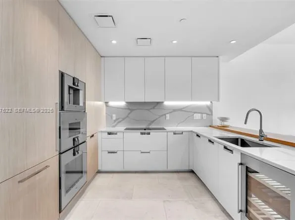 15701 Collins Ave, Tampa, FL