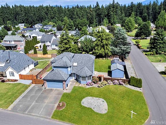 Large corner lot, greater than 1/4 acre! Notice all that additional parking capabilities on the driveway!