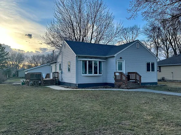 908 S 3rd St, Milbank, SD 57252