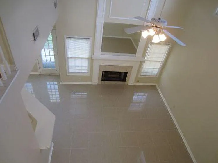 4 bed, 2.5 bath, 2332 sqft, $2,700 — Photo 4
