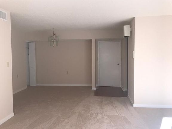 5th image of 300 Woodhaven Dr