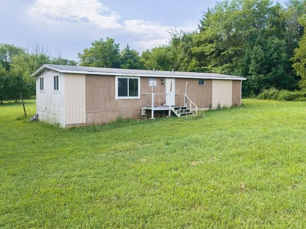 9445 Village Ln, Ozawkie, KS 66070