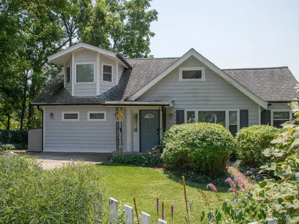 219 Brier Ct, Island Lake, IL 60042