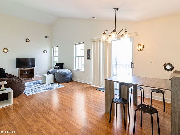 2nd image of 1081 Lakewood Cir