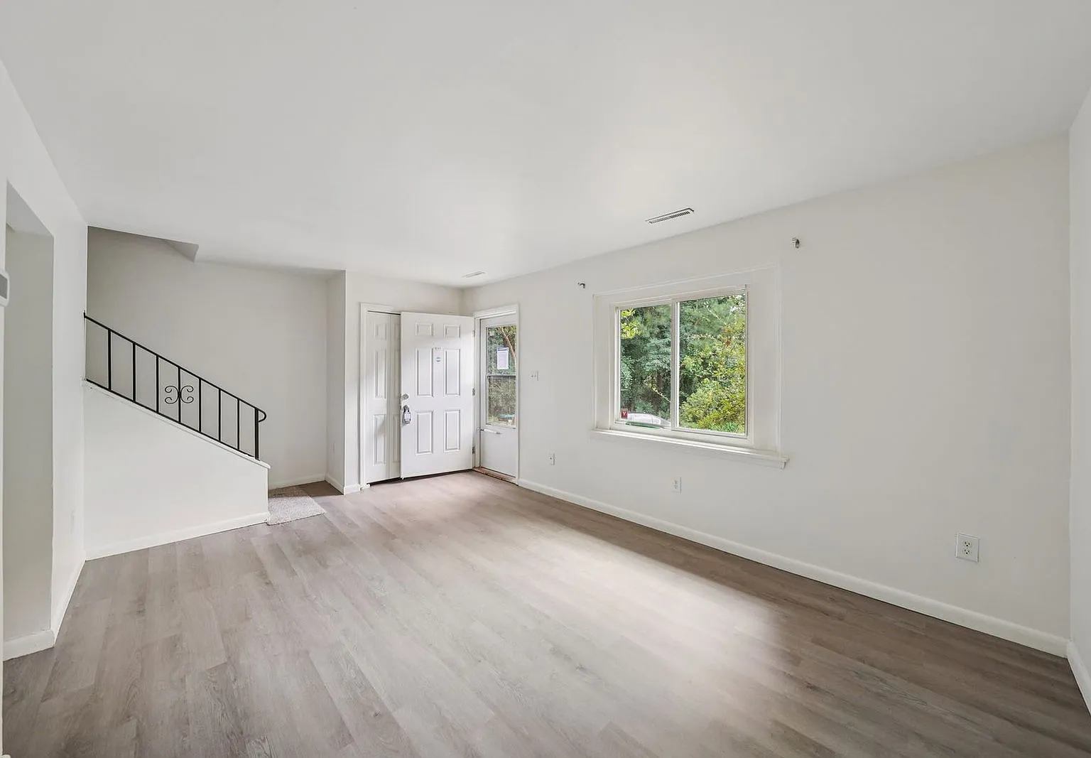 3 bed, 1.5 bath, 1240 sqft, $1,575 — Photo 2