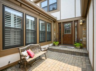 1058 Oakview Dr #1058, Wheaton, IL 60187