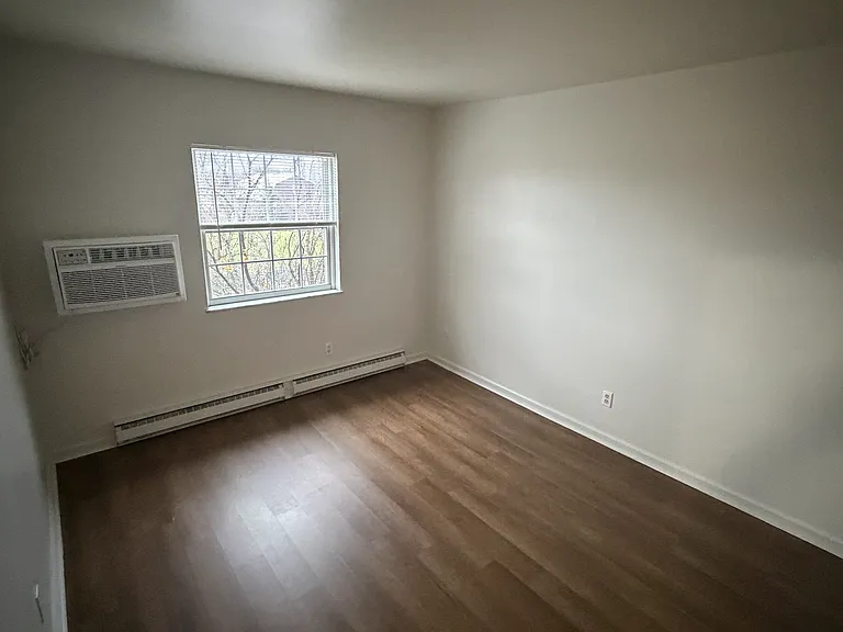 East Pointe Apartments — Photo 10